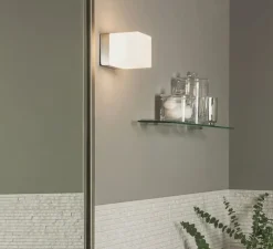 Applique de salle de bain, Cube, blanc, chrome poli, IP44, L8cm, H8cm - Astro