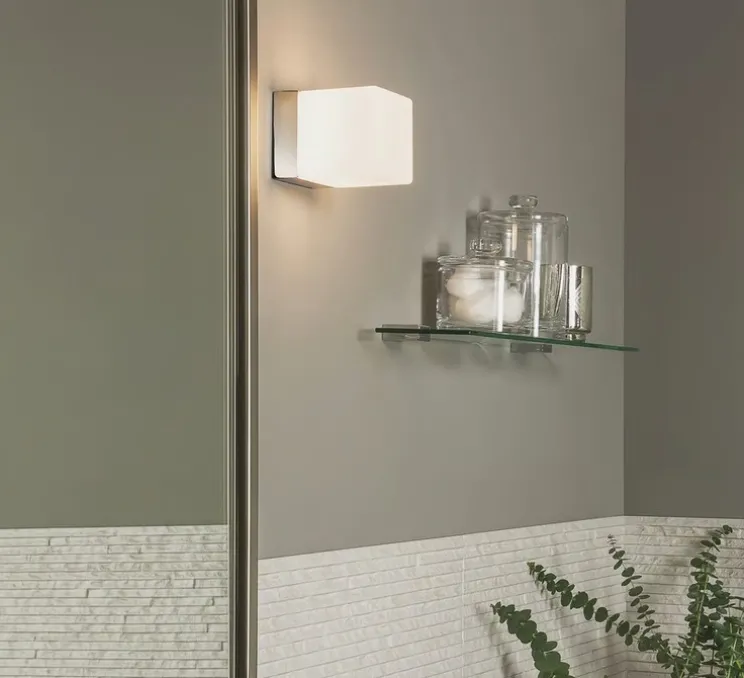 Applique de salle de bain, Cube, blanc, chrome poli, IP44, L8cm, H8cm - Astro