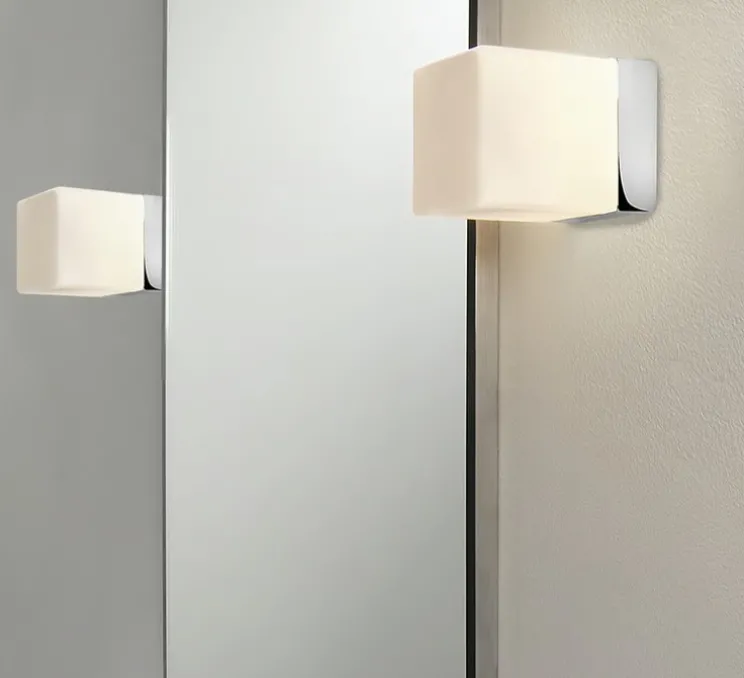 Applique de salle de bain, Cube, blanc, chrome poli, IP44, L8cm, H8cm - Astro