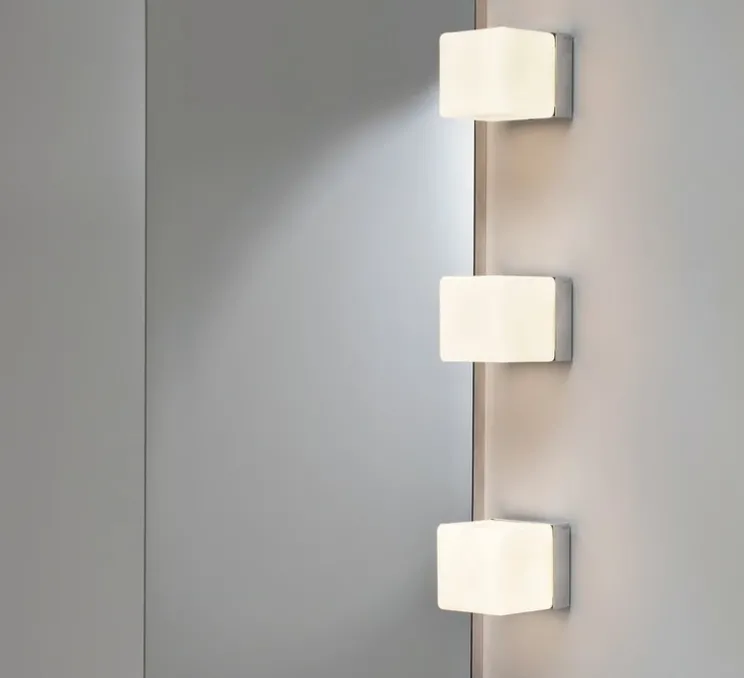Applique de salle de bain, Cube, blanc, chrome poli, IP44, L8cm, H8cm - Astro