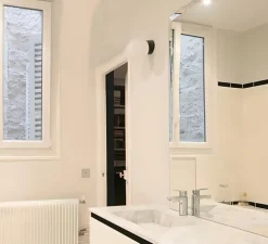 Applique de salle de bain, Light.o.016, avec glass021, blanc, noir, IP54, Ø16,5cm, H11cm - Zangra