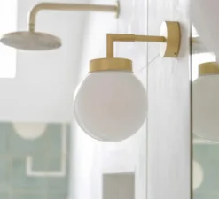 Applique de salle de bain, Jordan, Laiton, globe opalin, IP65, L15cm, H27cm - Mullan Lighting