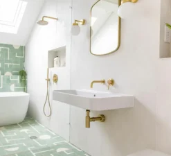 Applique de salle de bain, Jordan, Laiton, globe opalin, IP65, L15cm, H27cm - Mullan Lighting