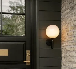 Applique d'extérieur, Miira, noir mat, globe opalin, IP54, Ø20cm, H35cm - Nuura