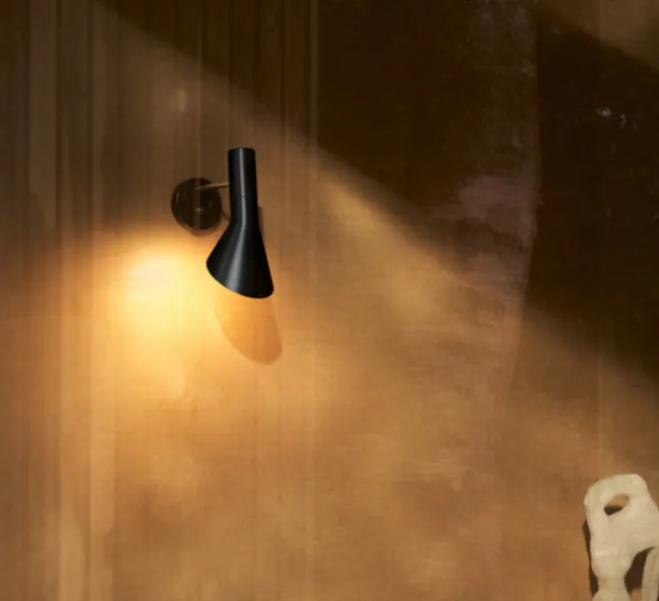 Applique murale, AJ, sans câble et avec interrupteur, noir, laiton, L24,7cm, H18cm - Louis Poulsen