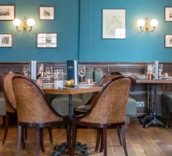 Applique murale, Ben, à deux bras, laiton antique, globe opale, L33cm, H30cm - Mullan Lighting