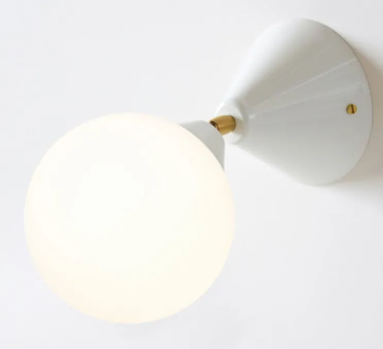Applique murale, Cone and Sphere , blanc, laiton, Ø13,5cm, P23,9cm - ATELIER ARETI