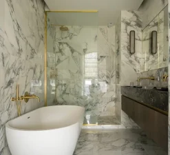 Applique murale, Hublot 500, bronze patiné, albâtre veines blanches, IP44, LED, dim, 2700k, 700 lm, L10cm, H50cm - Entrelacs