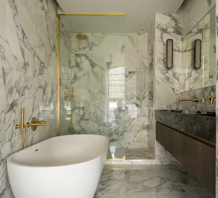 Applique murale, Hublot 500, bronze patiné, albâtre veines blanches, IP44, LED, dim, 2700k, 700 lm, L10cm, H50cm - Entrelacs