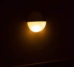 Applique murale, Luno, albâtre, laiton, L27cm, H27cm - Simone & Marcel