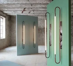 Applique murale, Néon simple, laiton, rouge brique, L6cm, H103cm - Magic Circus Editions