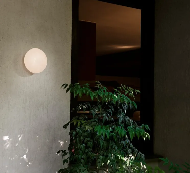 Applique murale ou plafonnier, Mist AP22, blanc opalin, IP44, L25cm, H25cm - Andtradition