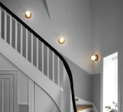 Applique murale ou plafonnier, Liila 1 medium, or, blanc opalin, IP44, Ø16,5cm, H17cm - Nuura