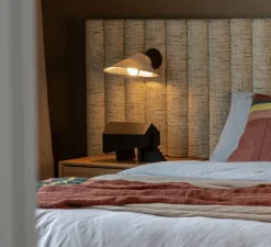 Applique murale, Plume, noir et blanc, porcelaine, L25,1cm, H9,7cm - DCW éditions Paris