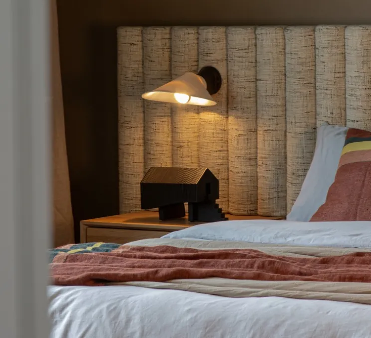 Applique murale, Plume, noir et blanc, porcelaine, L25,1cm, H9,7cm - DCW éditions Paris