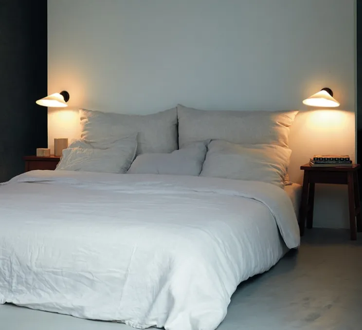 Applique murale, Plume, noir et blanc, polycarbonate, L25,1cm, H9,7cm - DCW éditions Paris