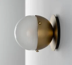 Applique murale, Pulsar Molécule 1, structure laiton, verre sablé, L12,5cm, H12,5cm - Schwung