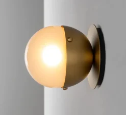 Applique murale, Pulsar Molécule 1, structure laiton, verre sablé, L12,5cm, H12,5cm - Schwung