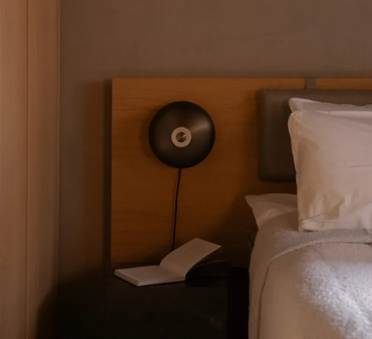 Applique murale, Reverse, avec câble, bronze, travertin, LED, dim, 2200-3001K, 460 lm, Ø24,3cm, H15,7cm - Audo Copenhagen