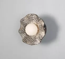 Applique murale, Rivale, abat-jour en céramique ondulée, argile noir, laiton antique, globe opal, Ø21cm, H21cm - Mullan Lighting