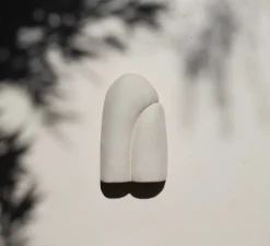 Applique murale, Sète, blanc cassé, L14cm, H23.5cm - Alice Lahana Studio