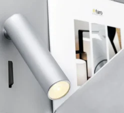 Applique murale, Suau, liseuse à droite, gris, LED, plaque de rangement, USB, L28cm - FARO