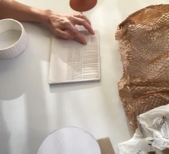 Applique murale, Terra WT, rouge/lignes, IP44, LED, dim, 2700K, 800 lm, Ø13cm, H21cm - Pott