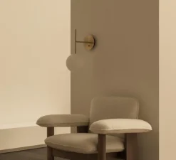 Applique murale, TR Bulb suspended, laiton brossé, globe mat, L20cm, H45,5cm - Audo Copenhagen