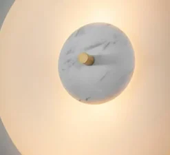 Applique murale, Trave, laiton, marbre carrara, Ø30cm, H12cm - Bert Frank