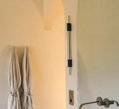 Applique murale, Tubus 70, laiton poli, PLA fibre carbone, LED, dim, 2700K, 470lm, Ø3,2cm, H70cm - Contain