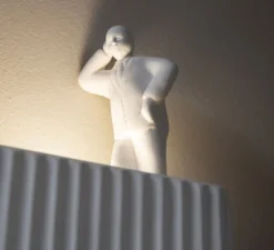 Applique murale, Umarell, avec personnage adossé, blanc mat, LED, 2700K, 1282 lm, L18cm, H28cm - Karman