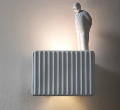 Applique murale, Umarell, avec personnage debout, blanc mat, LED, 2700K, 1282 lm, L18cm, H28cm - Karman