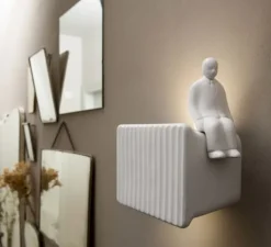 Applique murale, Umarell, avec personnage assis, blanc mat, LED, 3000K, 1282 lm, L18cm, H22cm - Karman