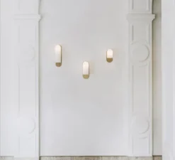 Applique, Odyssey Small, opalin et laiton poli, L10,5cm, H23cm - Schwung