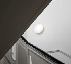 Applique ou plafonnier, AJ Eklipta, avec orifice latéral câble, blanc, IP44, Ø45cm, H10cm - Louis Poulsen