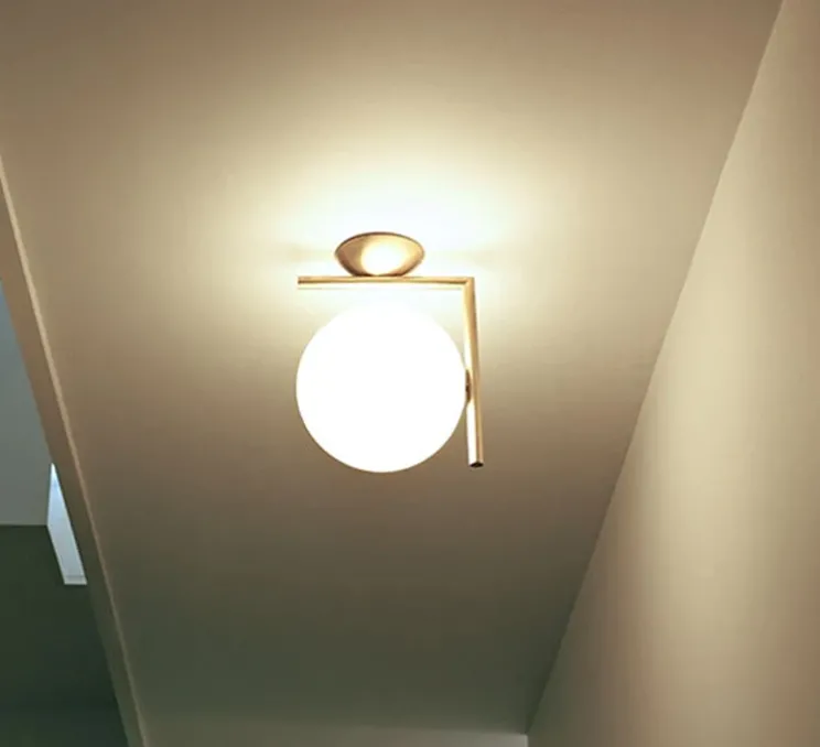 Applique ou plafonnier, IC Lights C/W1, opalin et laiton brossé, L21,6cm, H20cm - Flos