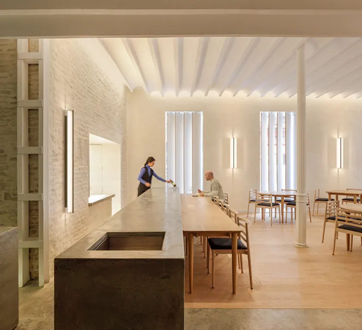 Applique ou plafonnier, Kontur 6418, blanc et noir, LED, 2700K, 3876lm, L20cm, H162cm - Vibia