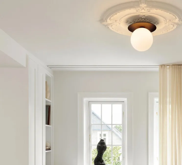 Applique ou plafonnier, Liila 1 Large, globe opalin, bronze, IP44, Ø25,5cm, H23cm - Nuura