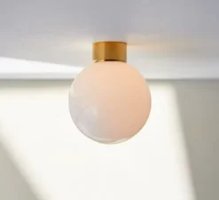 Applique ou plafonnier, Sconce 150, laiton poli, verre opalin, Ø15cm, H18cm - Anastassiades Studio