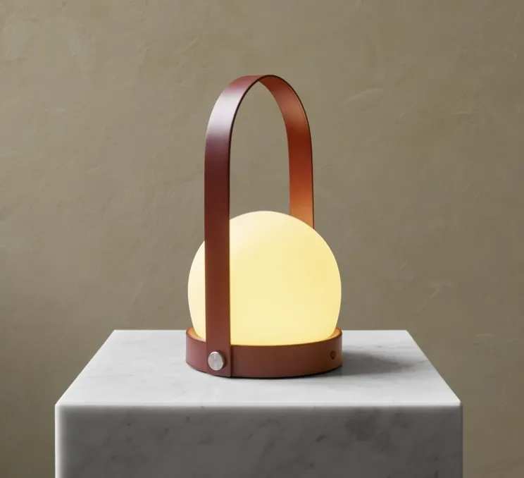 Baladeuse, d'extérieur, Carrie, rouge, IP44, LED, dim, 2700K, 250 lm, Ø13,5cm, H24,5cm - Audo Copenhagen