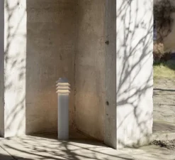 Borne, Bysted Garden longue, Aluminium granité, IP65, LED, 2700K, lm, Ø13,2cm, H53,4cm - Louis Poulsen