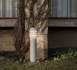 Borne, Bysted Garden longue, Aluminium granité, IP65, LED, 2700K, lm, Ø13,2cm, H53,4cm - Louis Poulsen