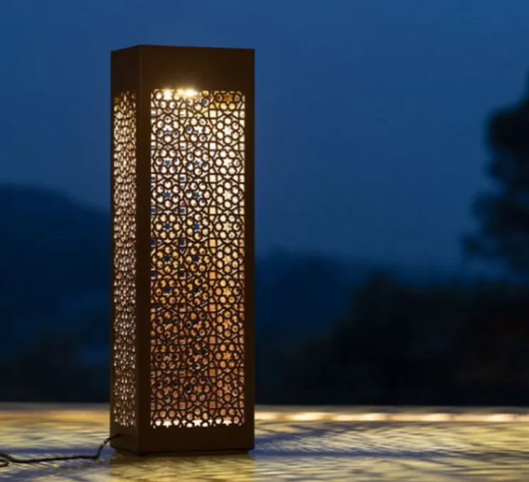 Borne, Hogar Moucharabieh N°7, avec prise électrique, rouille, IP67, LED, 2700K, 2376 lm, L25cm, H81,4cm - Roger Pradier