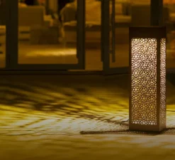 Borne, Hogar Moucharabieh N°7, avec prise électrique, rouille, IP67, LED, 2700K, 2376 lm, L25cm, H81,4cm - Roger Pradier