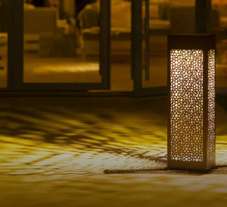 Borne, Hogar Moucharabieh N°7, avec prise électrique, rouille, IP67, LED, 2700K, 2376 lm, L25cm, H81,4cm - Roger Pradier