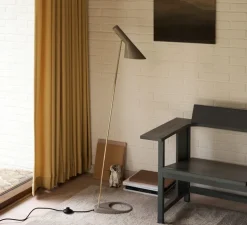 Lampadaire, AJ, gris, laiton, L32,5cm, H130cm - Louis Poulsen