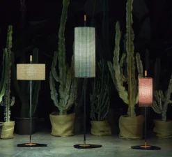 Lampadaire d'extérieur, Lagoon, small, abat-jour vert Bayamo Mimosa, tissu Pierre Frey, structure laquée noire et cuivre, IP68, Ø15cm, H101,5cm - Contardi