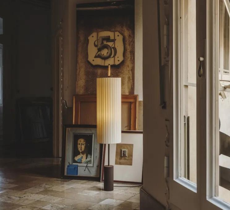 Lampadaire, Dorica, base marron foncé, abat-jour naturel, L28cm, H143cm - Santa & Cole