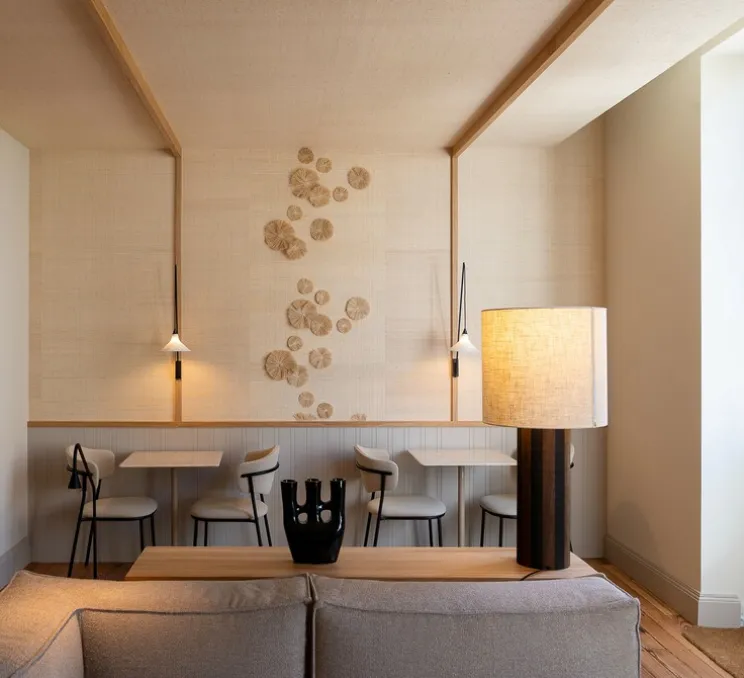 Lampadaire, Post Solid , chêne fumé, abat-jour curry, Ø42cm, H110cm - Ferm Living