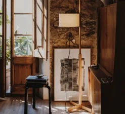 Lampadaire, TMM, hêtre, abat-jour beige, Ø60cm, H166cm - Santa & Cole